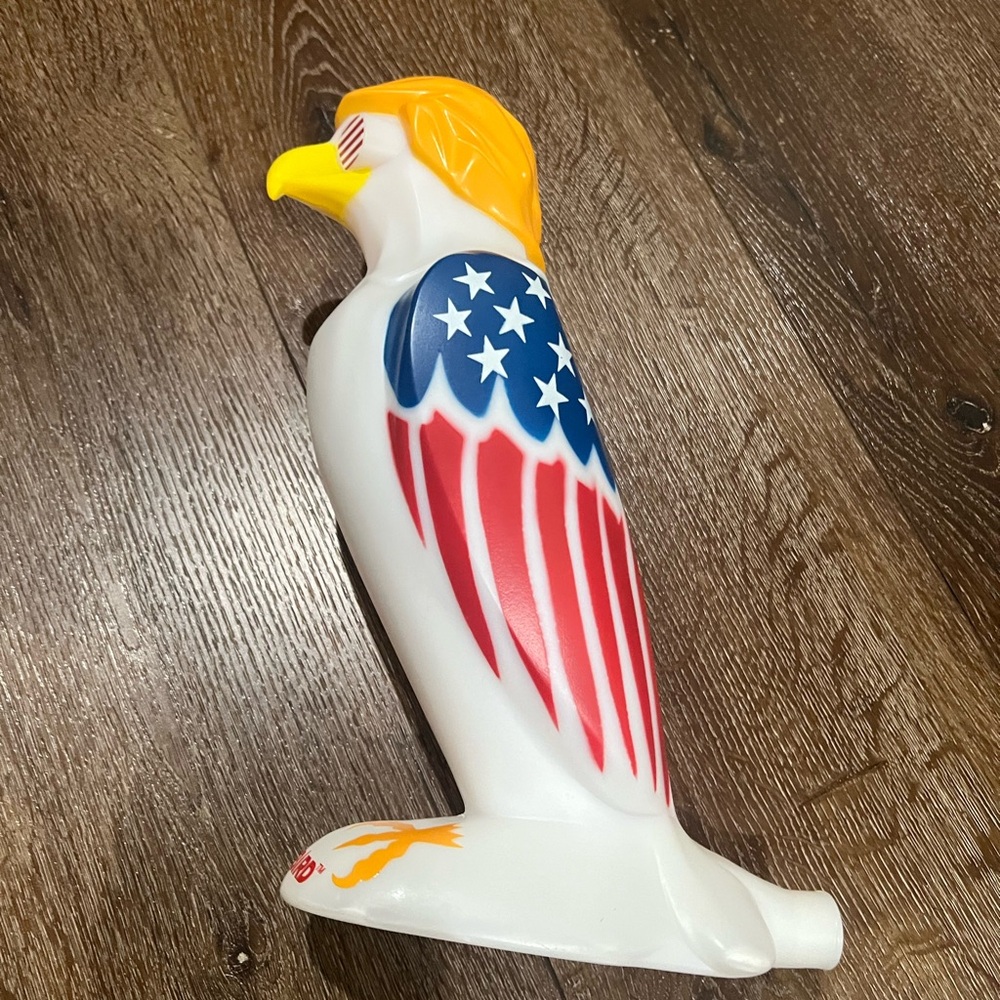 Warbird Patriotic Eagle plastic drinking funnel - Picture 6 of 9